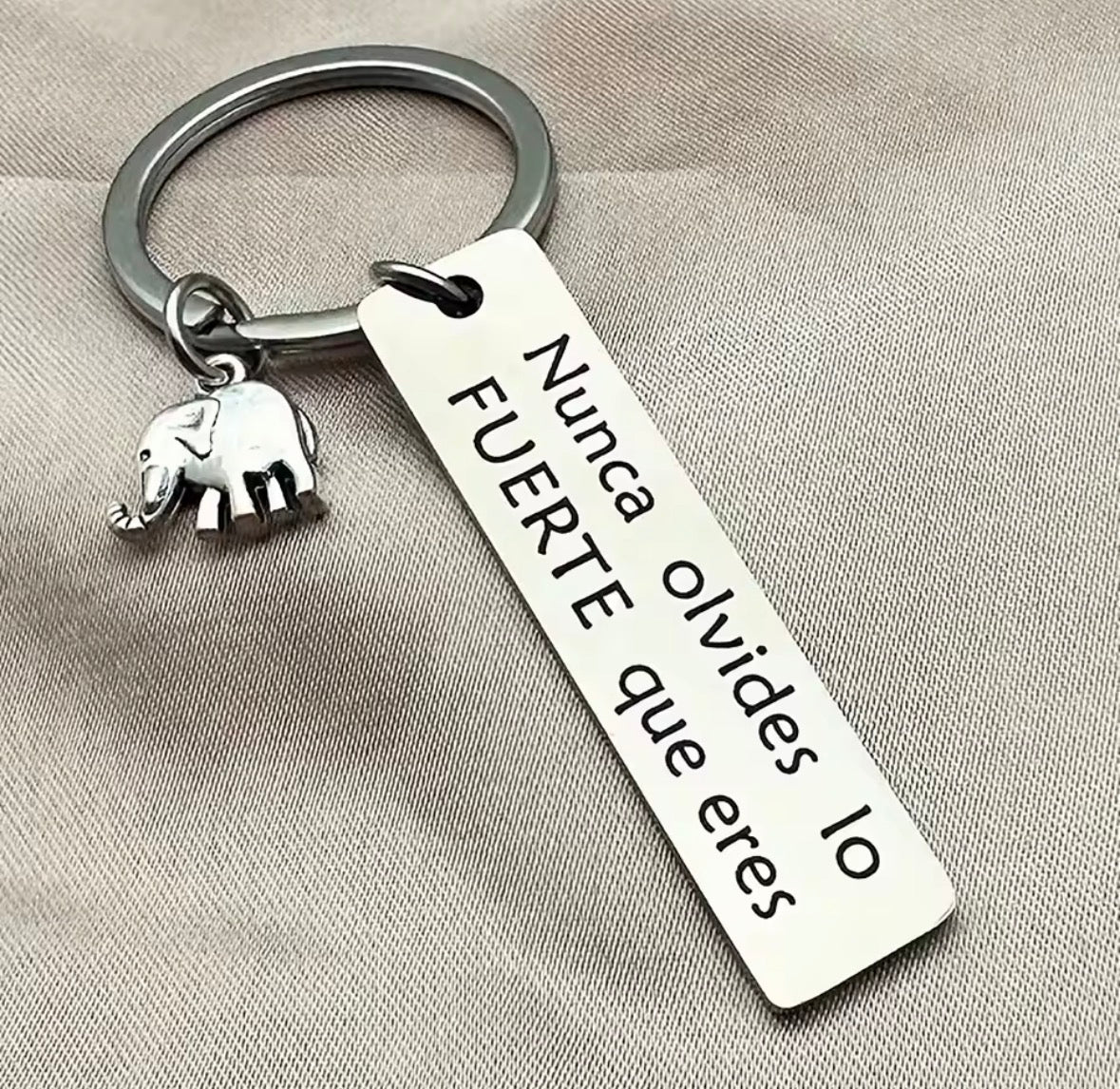 💪 Llavero con Elefante – “Nunca olvides lo fuerte que eres”