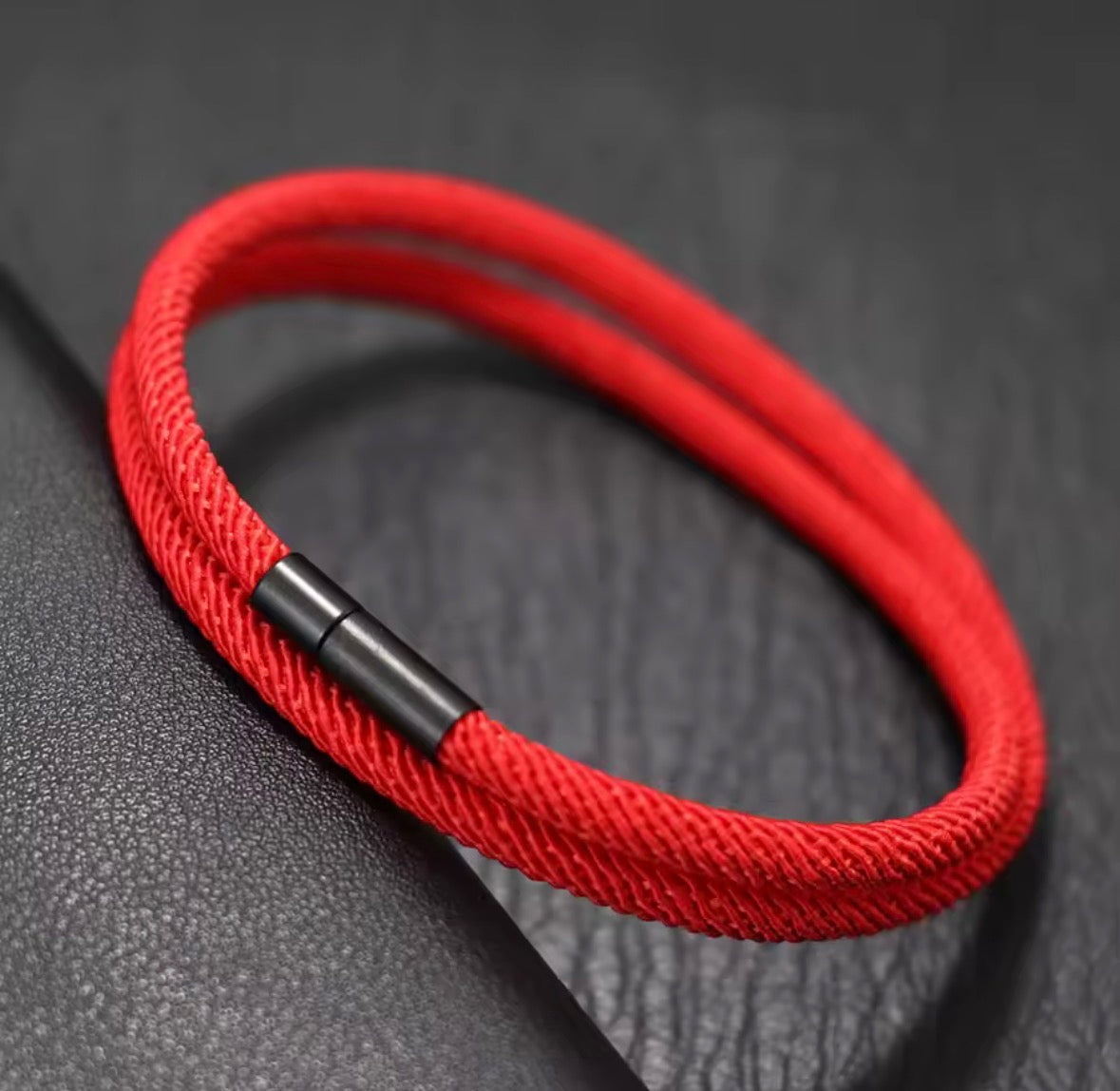 🔴 Pulsera Roja Protectora para Hombre – Fuerza, Energía y Buena Suerte
